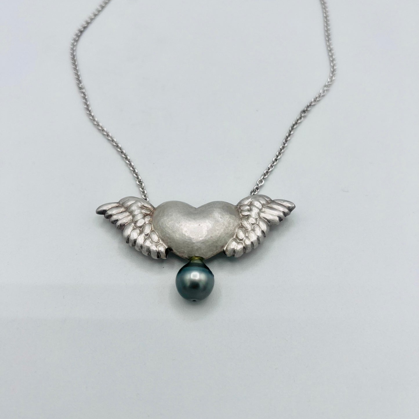 Flying Heart Kette aus Silber mit schwarzer Tahiti-Perle