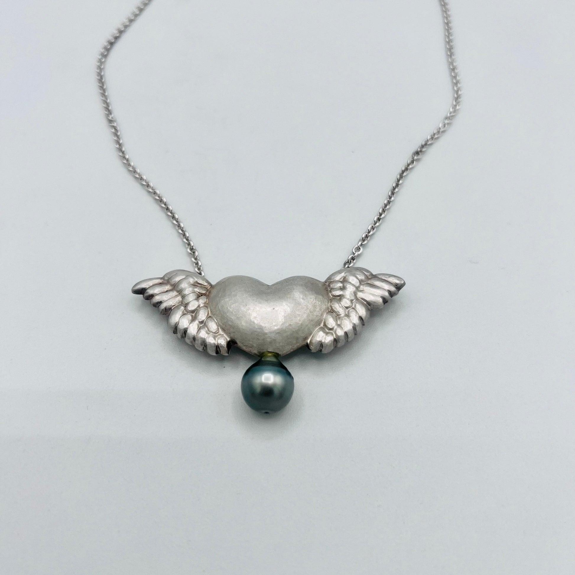 Flying Heart Kette aus Silber mit schwarzer Tahiti-Perle