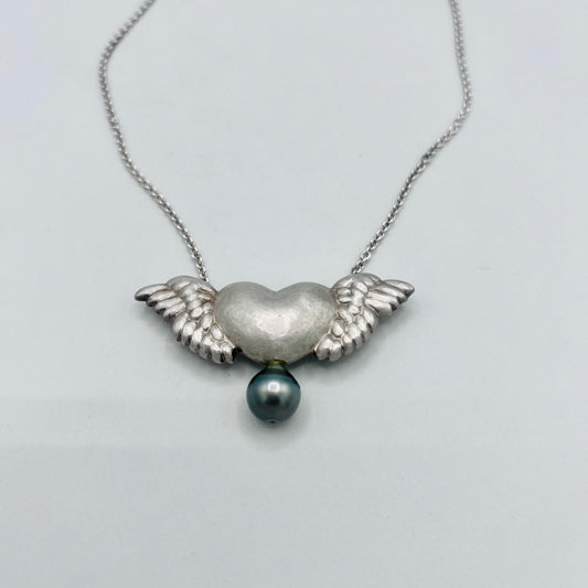 Flying Heart Kette aus Silber mit schwarzer Tahiti-Perle