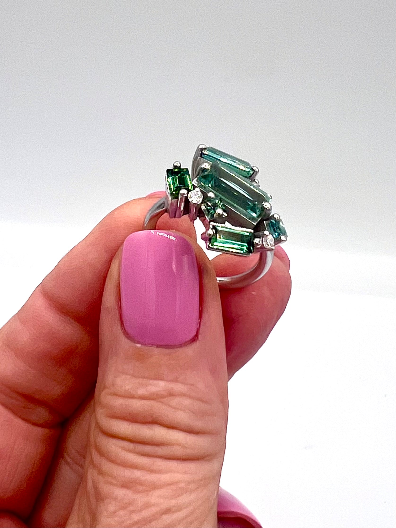 Frozen Delight Ring – Rückansicht in der Hand, handgeschmiedet