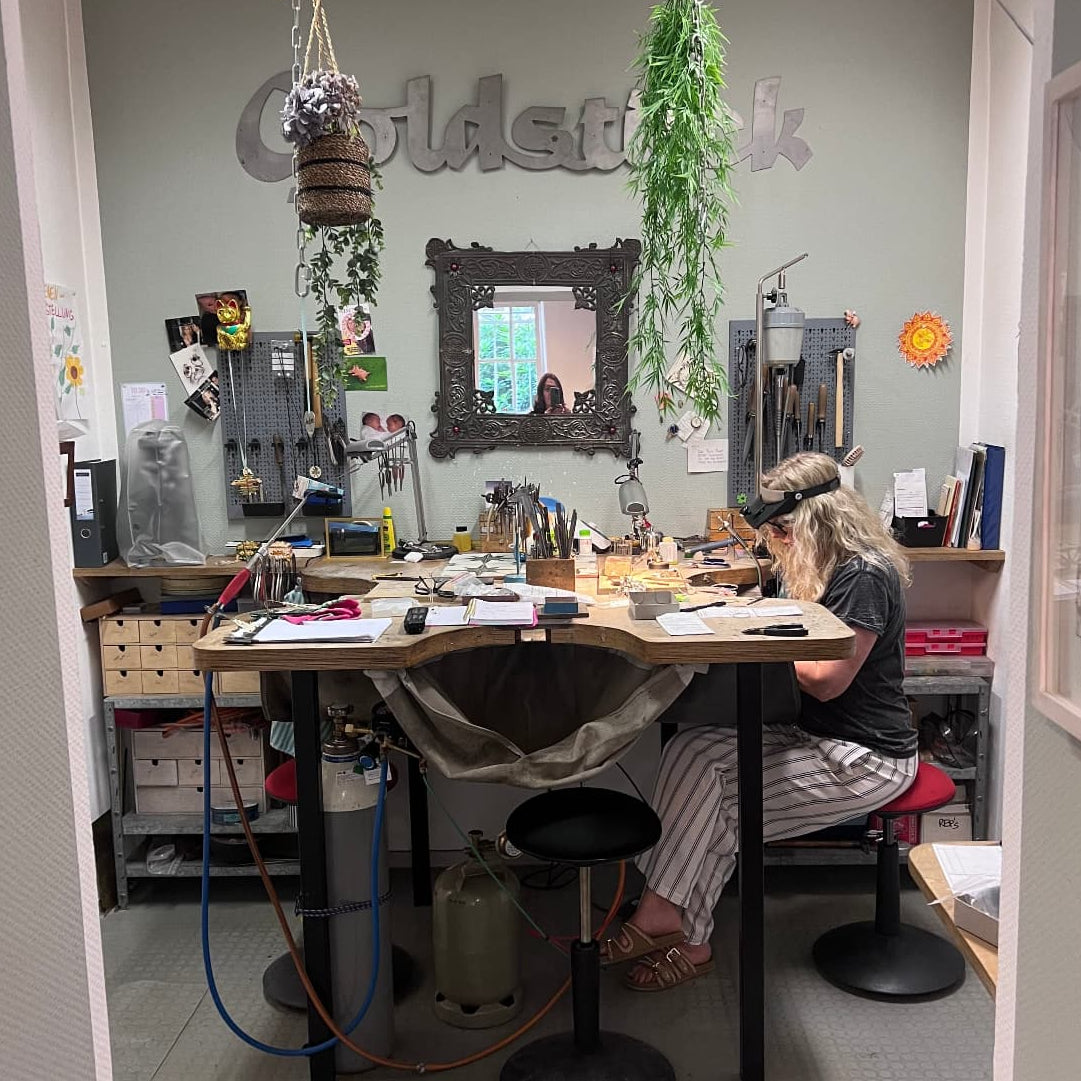 Werkstatt von Atelier Q in Köln – Goldschmiedearbeitsplatz von Andrea Quast