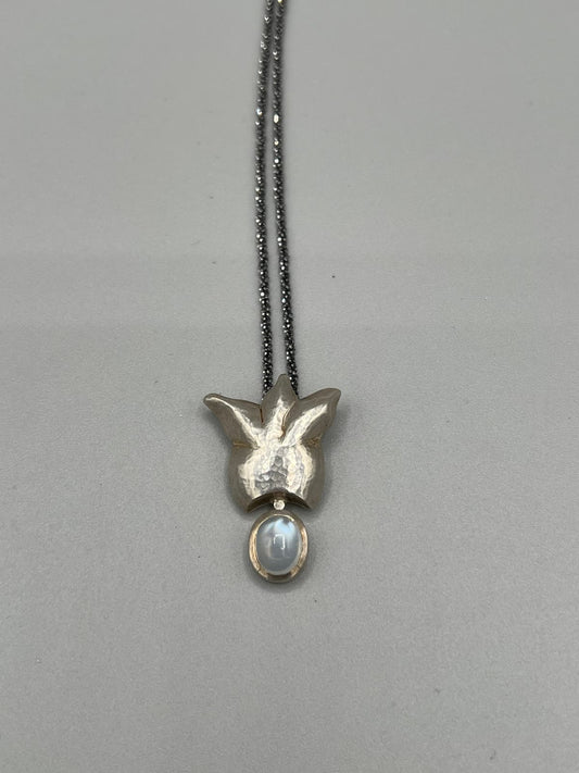 Geschwärzte Silberkette mit Anhänger – starker Kontrast zu bläulichem Mondstein