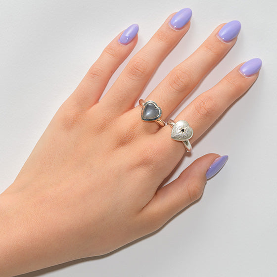 Heart Ring getragen – dezentes Statement am Finger, individuell und bedeutungsvoll