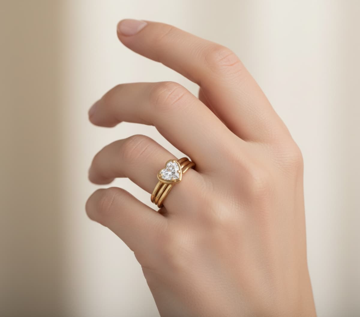 Hand mit Herz-Solitaire aus Gelbgold, ca. 1 ct Lab-Diamant, kombiniert mit Original-Ring – Atelier Q Handarbeit aus Köln