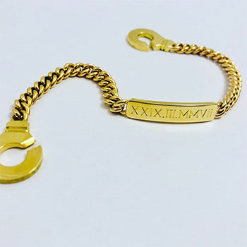 Handgefertigtes Identitätsarmband aus 750er Gelbgold, gefertigt aus einem alten Erbstück – Panzerkette mit gravierter Platte und Schloss in Form ineinandergelegter Handschellen, exklusiv von Atelier Q.