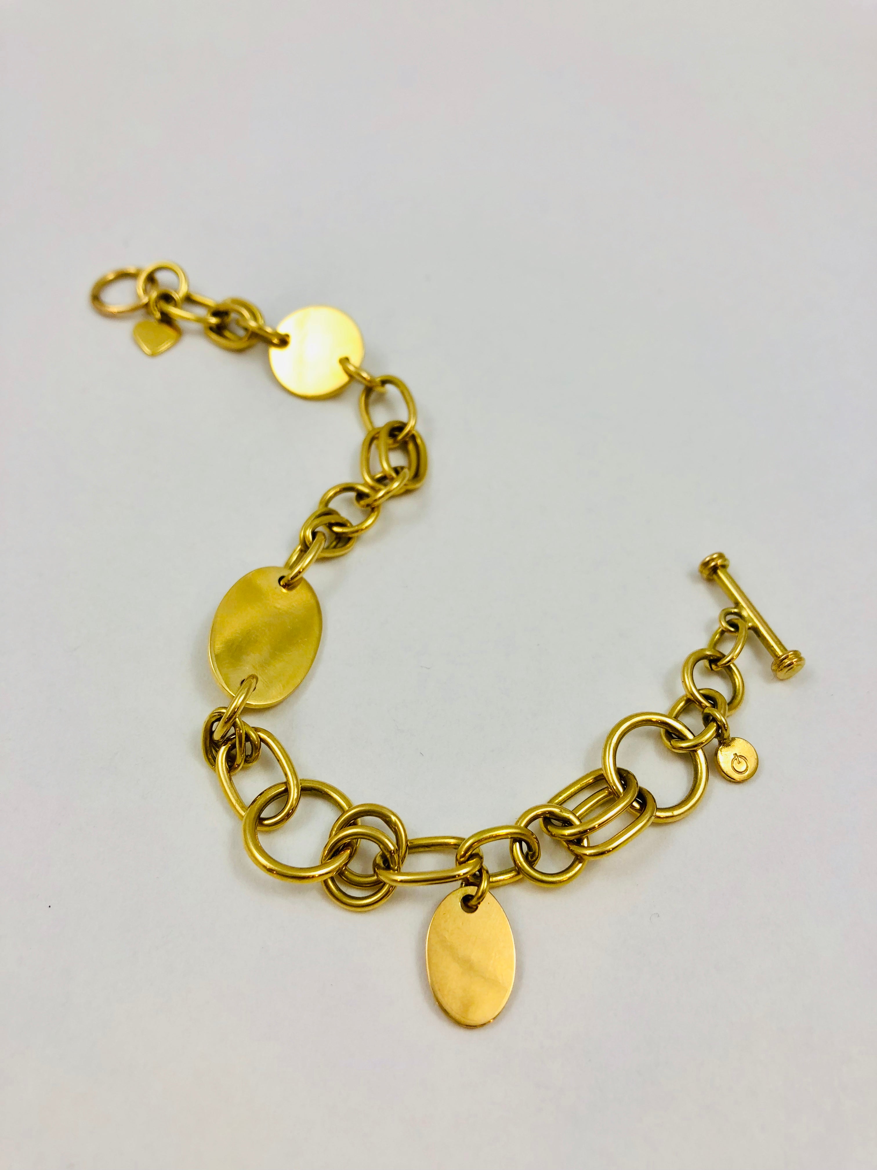 Handgefertigtes Armband aus Gold mit Ösen und Anhängern | Impressionen Atelier Q Köln