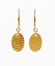 Goldene Ohrhänger mit strukturierter Plättchenform im Atelier Q