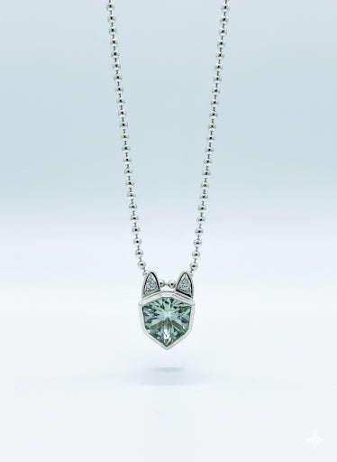 Handgefertigter Katzen- Anhänger aus 925 Silber mit 2,71 ct Aquamarin und 2 natürlichen Brillanten in den Ohren, an einer silbernen Kugelkette.