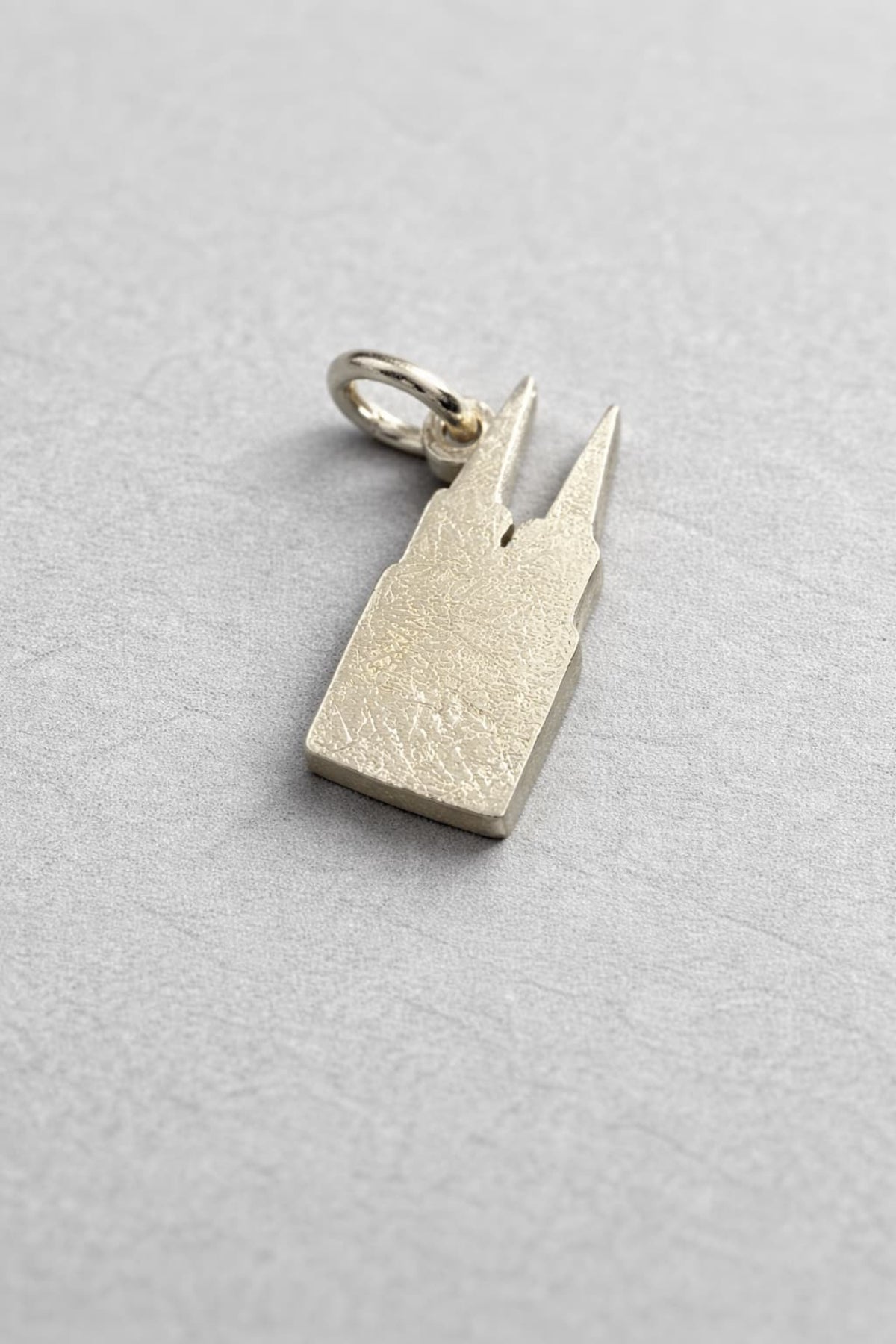 Handgefertigter Köln Dom Anhänger aus recyceltem 925er Silber, mattierte Oberfläche, ikonisches Kölner Wahrzeichen, Atelier Q