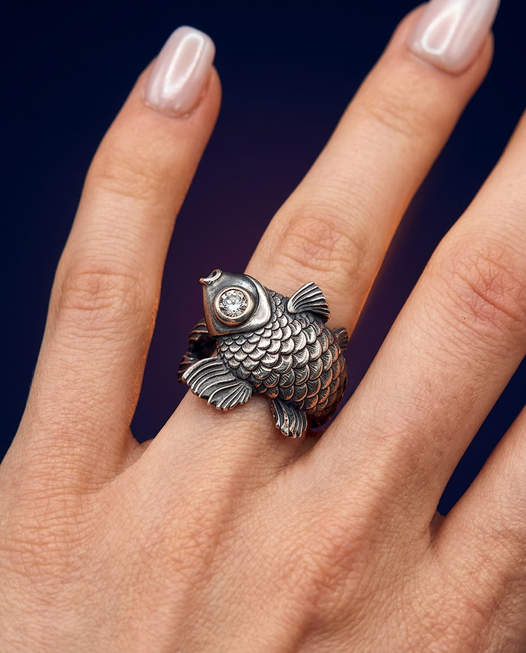 Mizu Koi Ring aus Silber mit Brillant, handgefertigter Fischring an Damenhand – außergewöhnlicher Designring von Atelier Q Köln