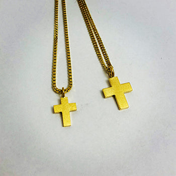 Feine Kommunionskette aus 750er Gold mit schlichtem Kreuzanhänger – handgefertigt bei Atelier Q, das ideale Geschenk zur Erstkommunion.