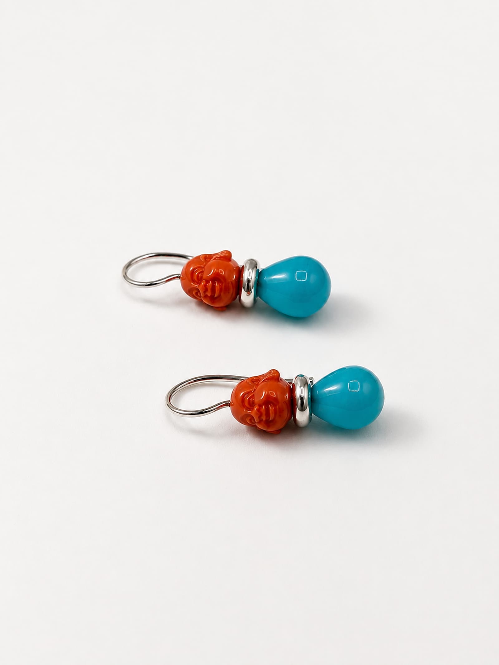 Besondere Buddha Ohrringe mit Koralle und leuchtend blauem Amazonit – handgefertigter Schmuck mit farbigem Akzent.

Alt-Text 3