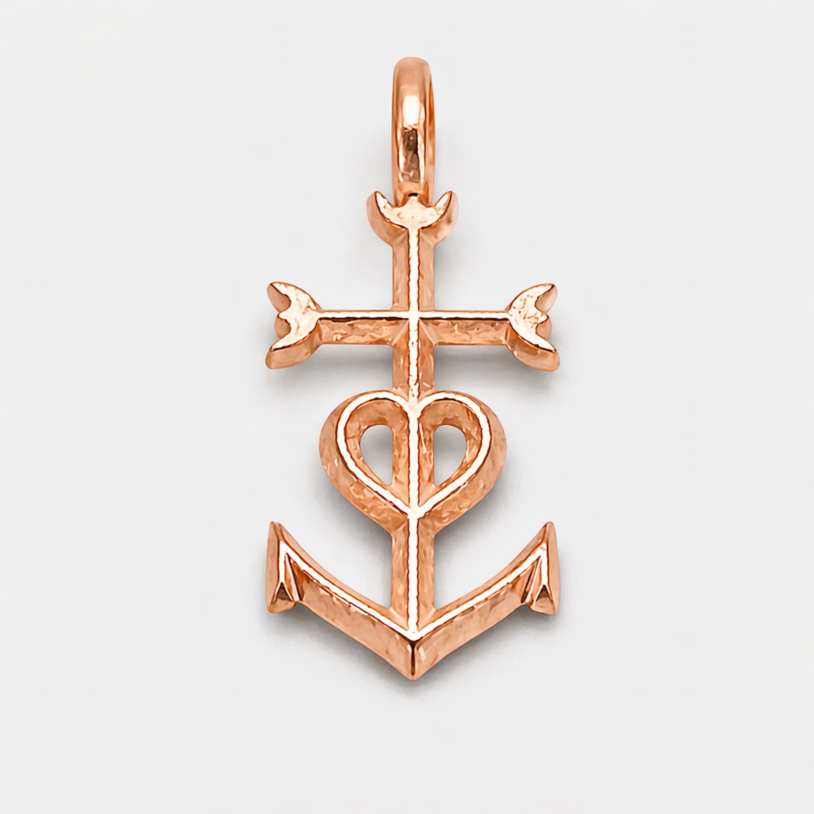 Handgefertigter Silberanhänger Glaube Liebe Hoffnung mit Kreuz, Herz und Anker aus massivem Rosegold von Atelier Q