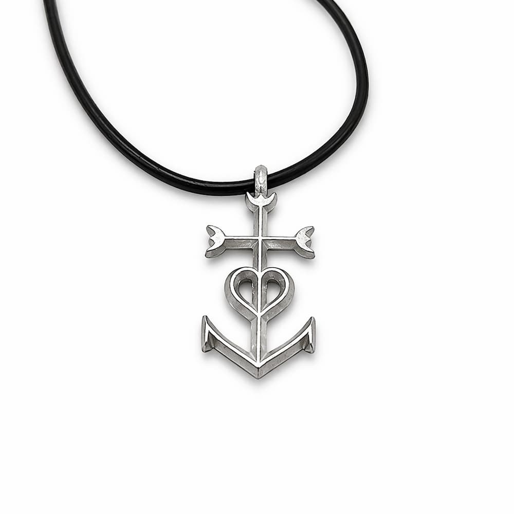 Massiver Silberanhänger Liebe Glaube Hoffnung am schwarzen Lederband, handgefertigt mit Kreuz, Herz und Anker von Atelier Q.