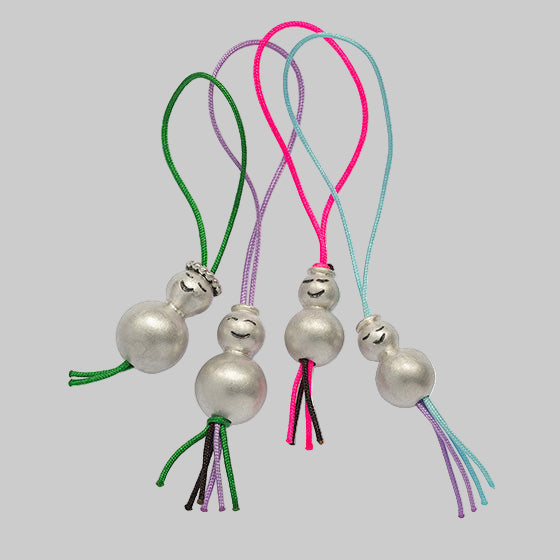 Kleine handgefertigte Glücksmännchen aus Silberkugeln, jedes Unikat, als Anhänger für Handtasche, Portemonnaie oder Handy – Lucky Charms von Atelier Q.