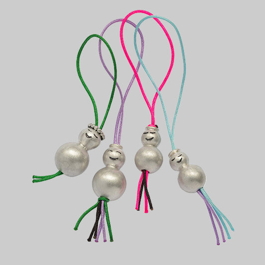 Kleine handgefertigte Glücksmännchen aus Silberkugeln, jedes Unikat, als Anhänger für Handtasche, Portemonnaie oder Handy – Lucky Charms von Atelier Q.