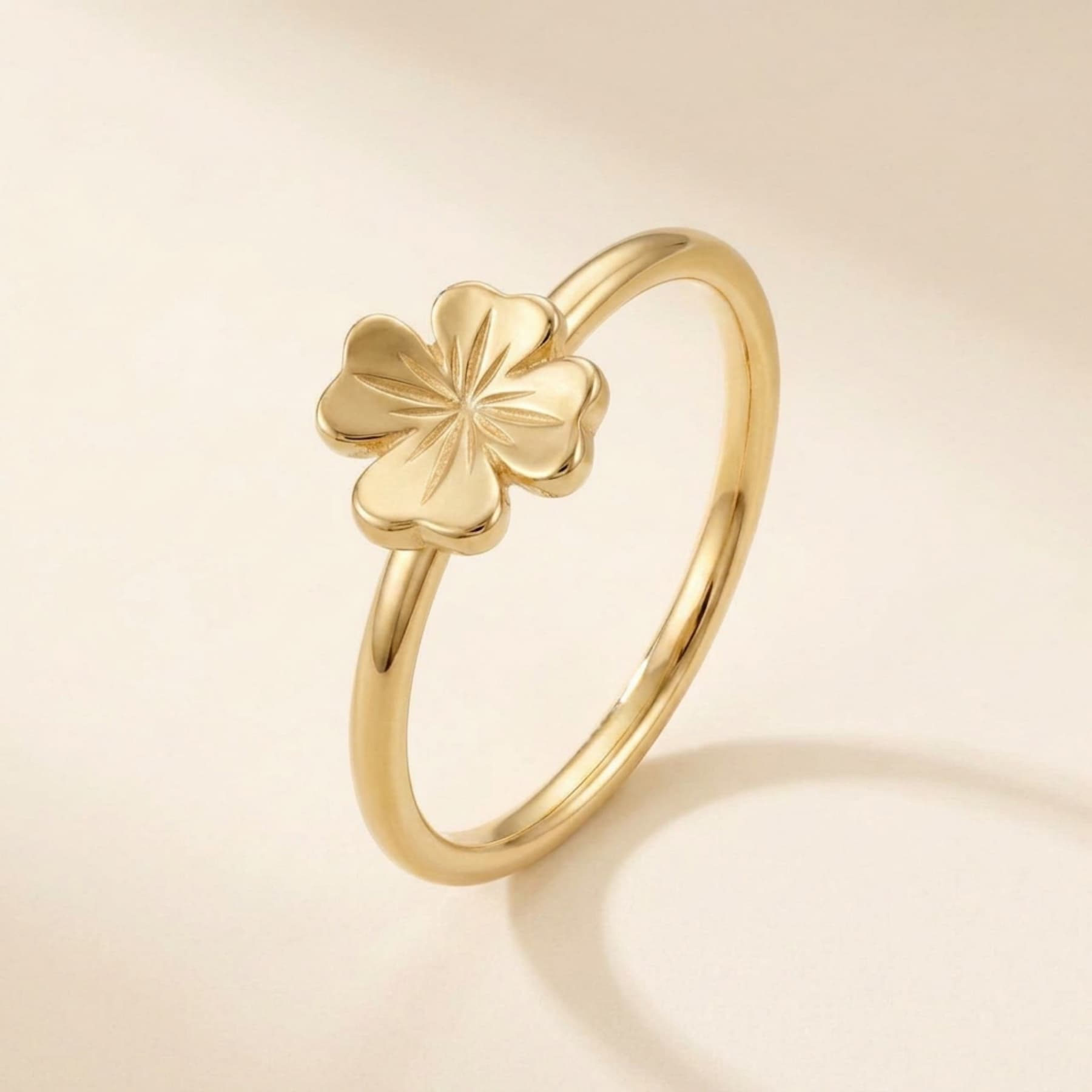 Gelbgoldring mit Kleeblatt und feiner Gravurarbeit aus recyceltem Gold aus Köln.