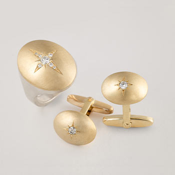 Handgefertigte Manschettenknöpfe aus 750 Gold mit Stern-Gravur und funkelndem Brillanten – eleganter Herrenschmuck von Atelier Q.