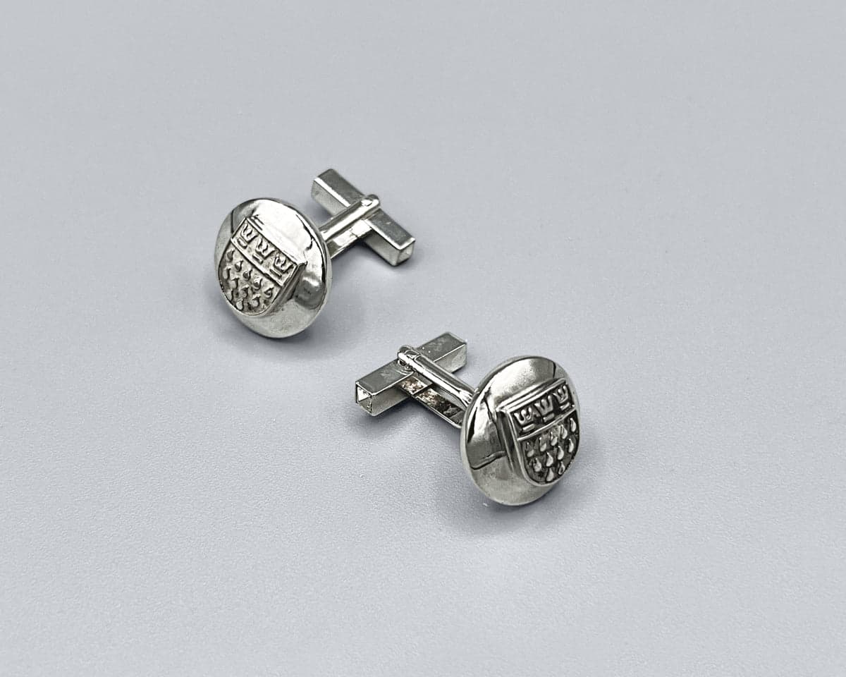 Massive Silber-Manschettenknöpfe mit klassischem Kölner Wappen – handgefertigt im Atelier Q, hochwertige Detailprägung, elegantes Geschenk für Köln-Fans.