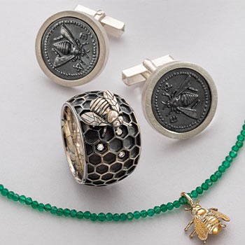 Handgefertigtes Set von Atelier Q: Manschettenknöpfe aus Silber mit graviertem Hämatit und Biene, Silberring mit plastischer Biene und drei Diamanten sowie Smaragdkette mit silberner Biene und Blattgold-Detail.