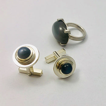 Handgefertigte Manschettenknöpfe aus Silber mit schimmerndem Mondschein und ein passender Ring aus Weißgold mit Mondschein – exklusive Unikate von Atelier Q.