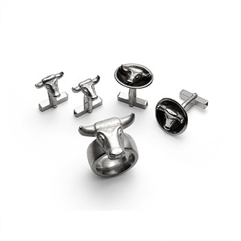 Massives Stierset aus Silber: handgefertigte Manschettenknöpfe mit plastischem Stierkopf sowie Tellerform mit Stierkopf-Relief – Stierkopf als Ring-markanter Herrenschmuck von Atelier Q.