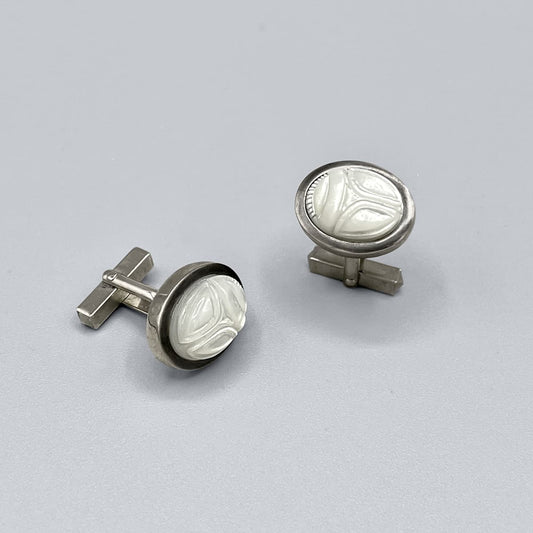 Skarabäus-Manschettenknopf aus 925er Silber mit schimmerndem Perlmutt. Handarbeit aus Köln.