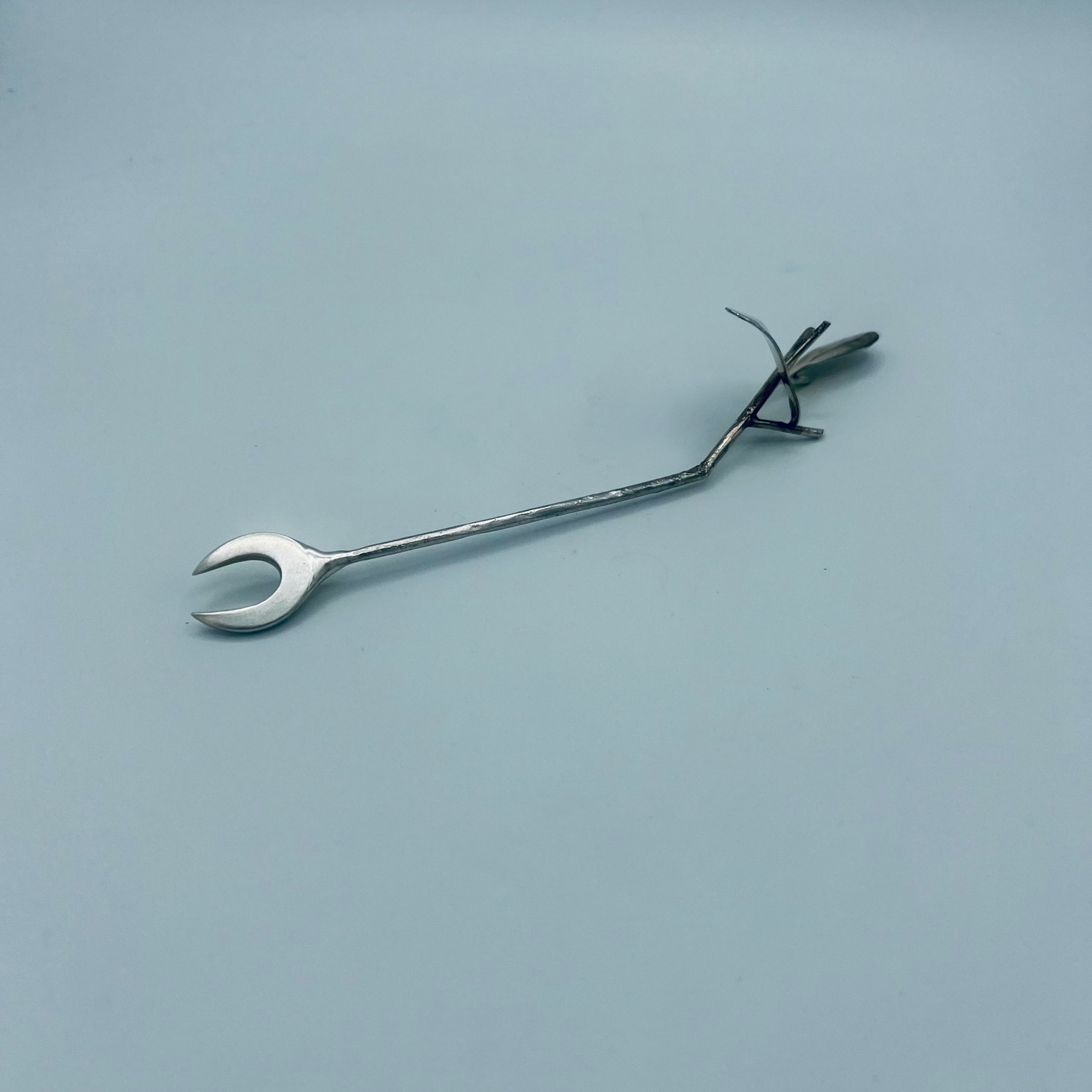 Detailansicht: Oliven-Pikser mit filigranem Blatt aus Silber