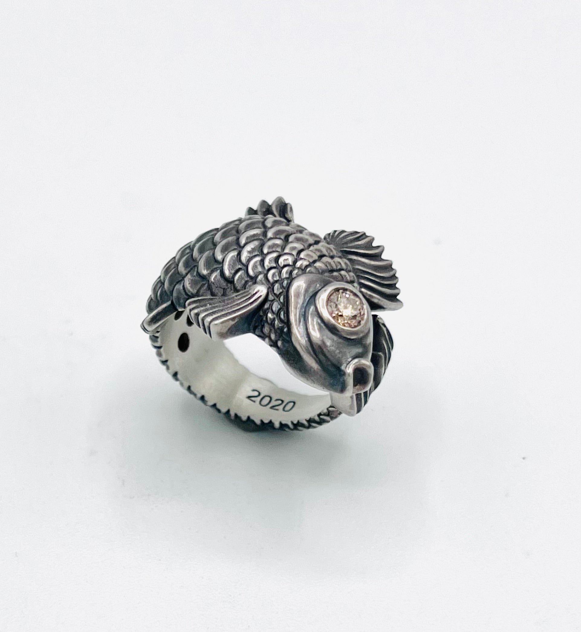 Mizu Koi Ring aus 925er Silber – kunstvoller Fischring als Statement-Schmuck