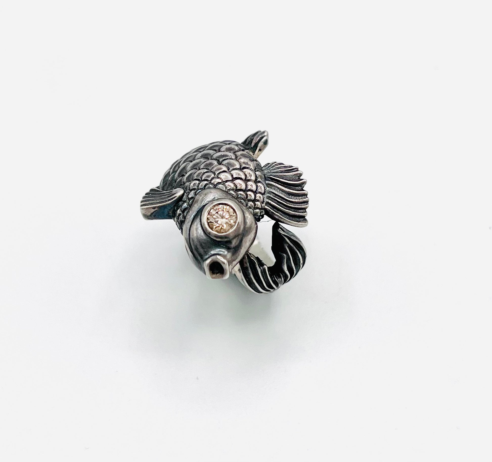 Detailaufnahme vom Koi-Ring aus massivem Silber – handgearbeitetes Unikat

