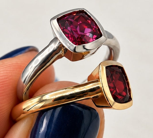 Cube Red Ringe in Platin mit Rhodolith und 585 Gelbgold mit Granat – handgefertigt im Atelier Q Köln