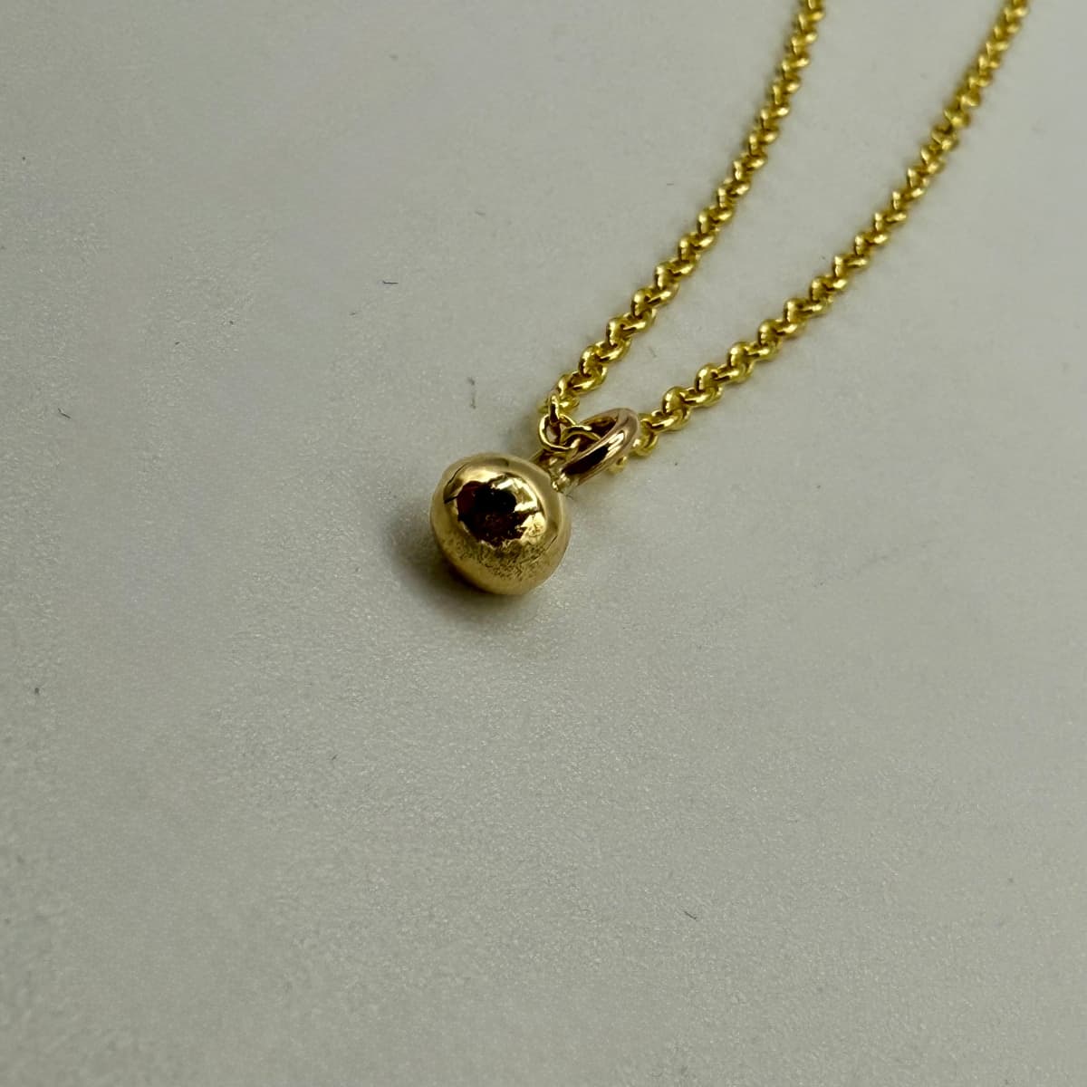 Handgeschmiedeter Nugget Anhänger Small aus 585 Gold auf Kette – minimalistisch, glänzend und zeitlos