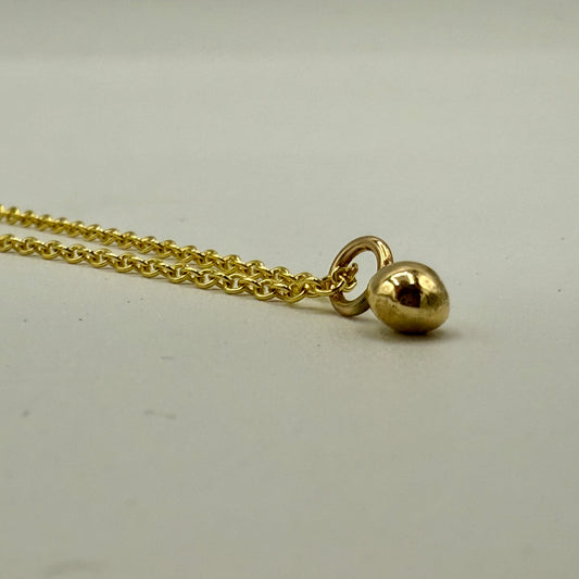 Handgeschmiedeter Nugget Anhänger Small aus 585 Gold auf Kette – minimalistisch, glänzend und zeitlos