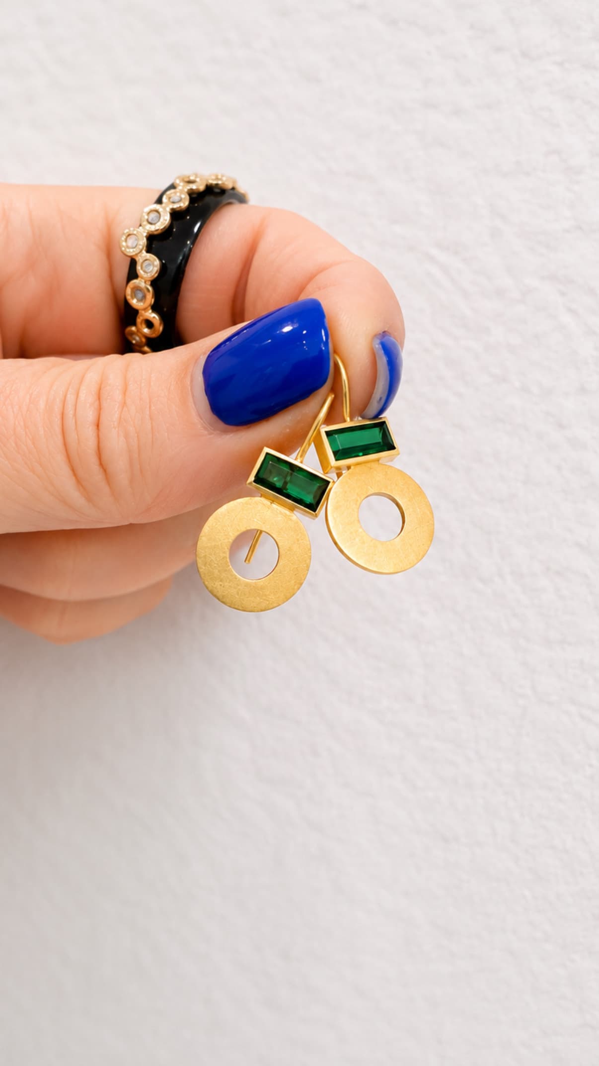 Detailansicht Ohrhänger 750 Gelbgold grüner Turmalin und Goldkreis handmattiert Atelier Q Köln