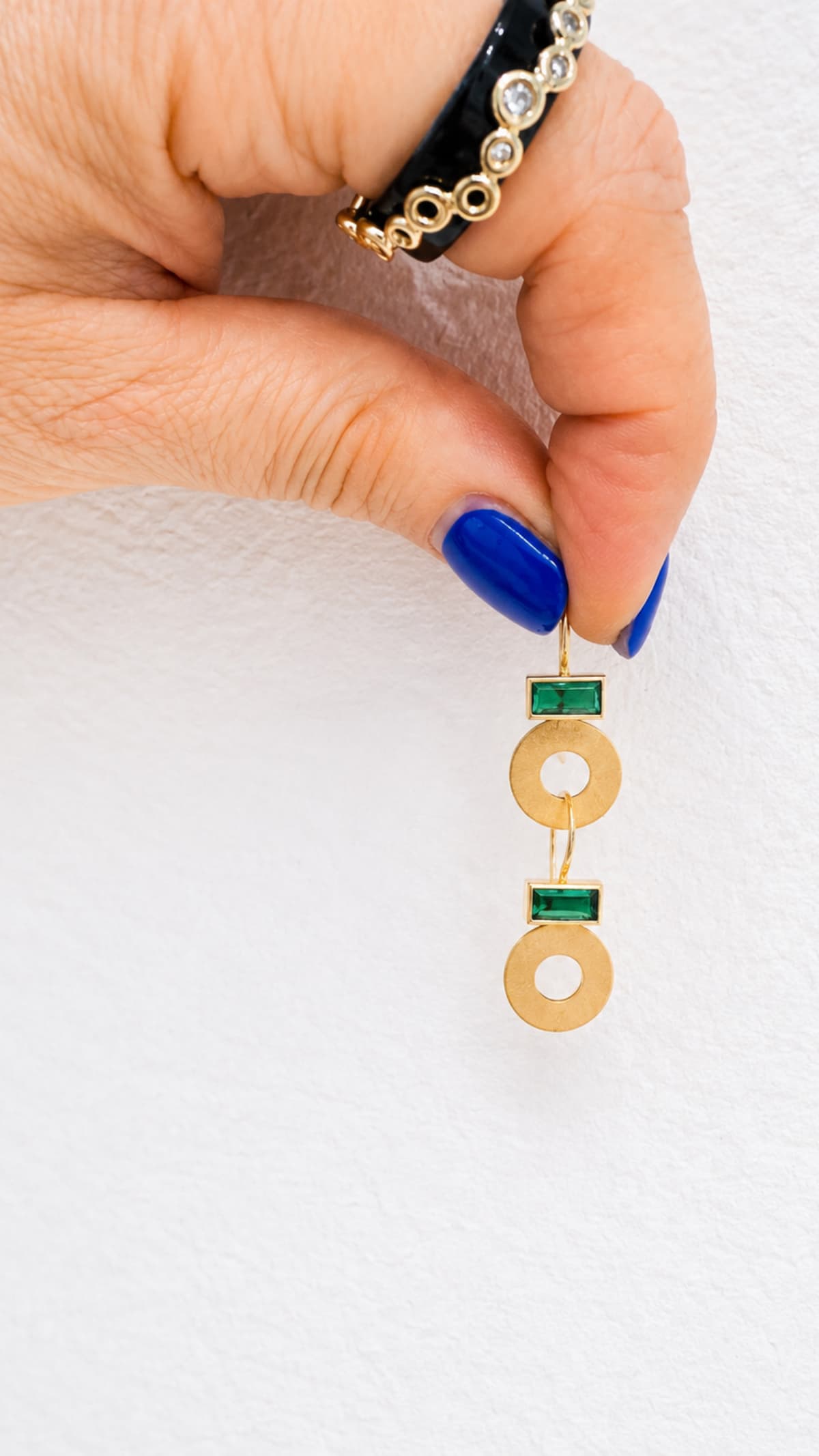 Detailansicht Ohrhänger 750 Gelbgold grüner Turmalin und Goldkreis handmattiert Atelier Q Köln