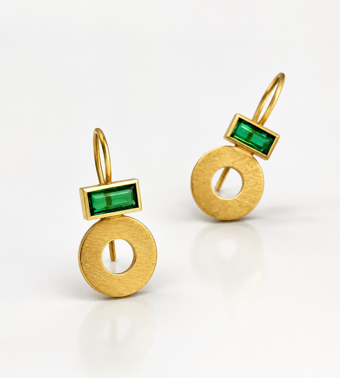 Ohrhänger 750 Gelbgold grüner Turmalin Rechteckschliff mattierter Goldkreis Produktfoto Atelier Q