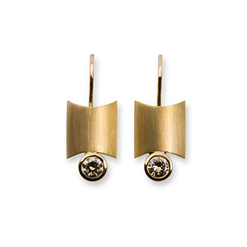 Ohrhänger aus 750er Gelbgold in matter geometrischer Form mit runden champagnerfarbenen Diamanten – handgefertigte Unikate von Atelier Q.