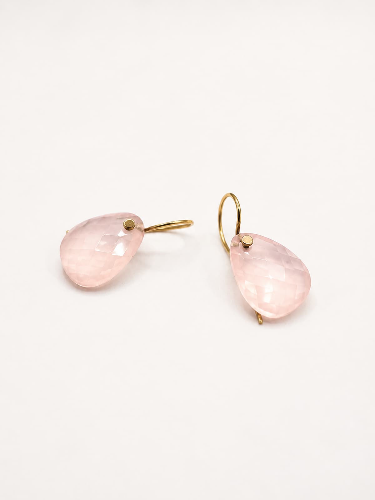 Handgefertigte Ohrringe aus 585 Gelbgold mit facettierten Rosenquarz Pampeln in zartem Rosa und leicht mystischem Schimmer. Atelier Q in Köln.