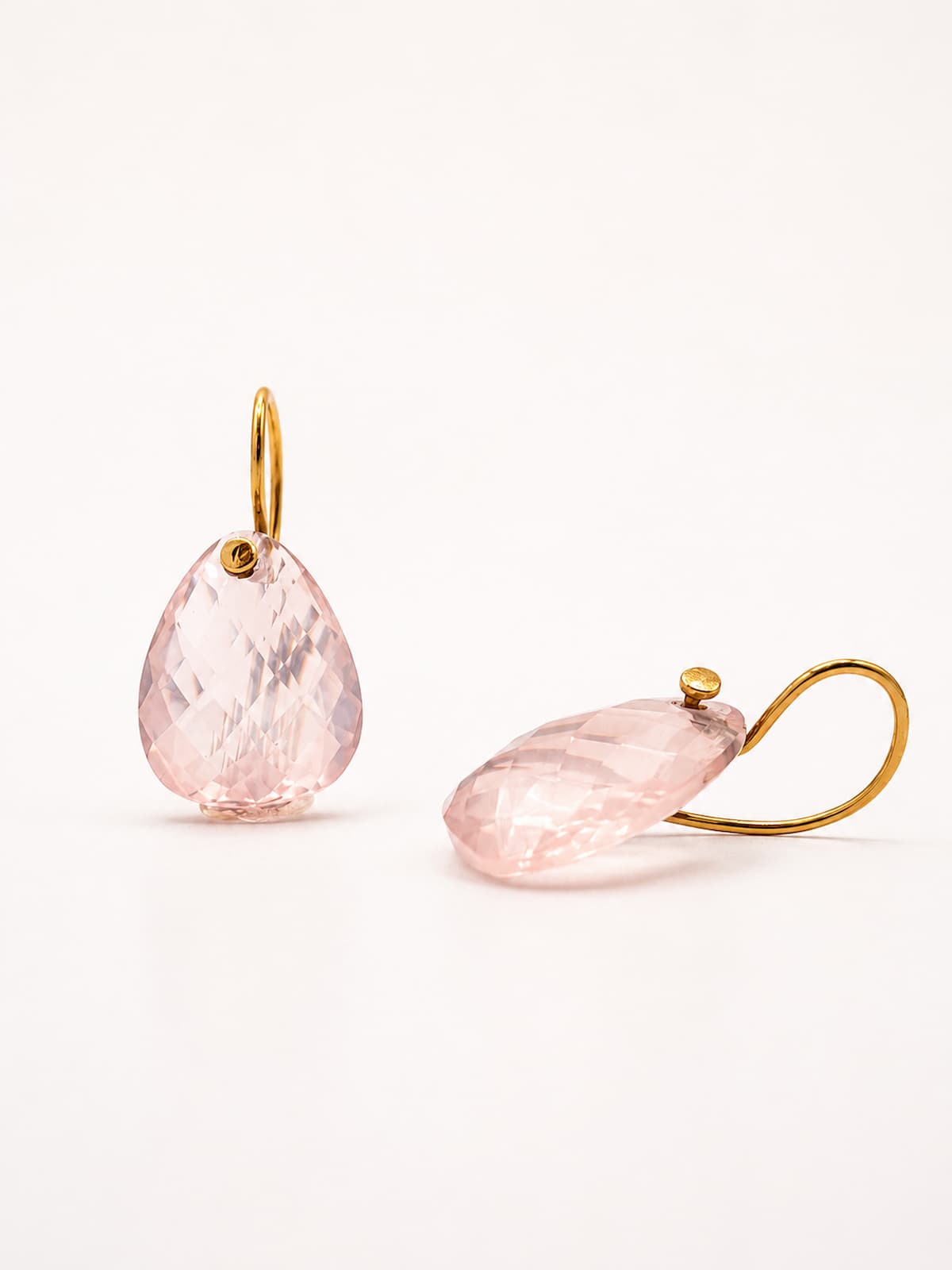Handgefertigte Rosenquarz Ohrringe aus 585 Gelbgold mit facettierten Pampeln und sanftem roséfarbenem Schimmer. Gefertigt bei Atelier Q in Köln.