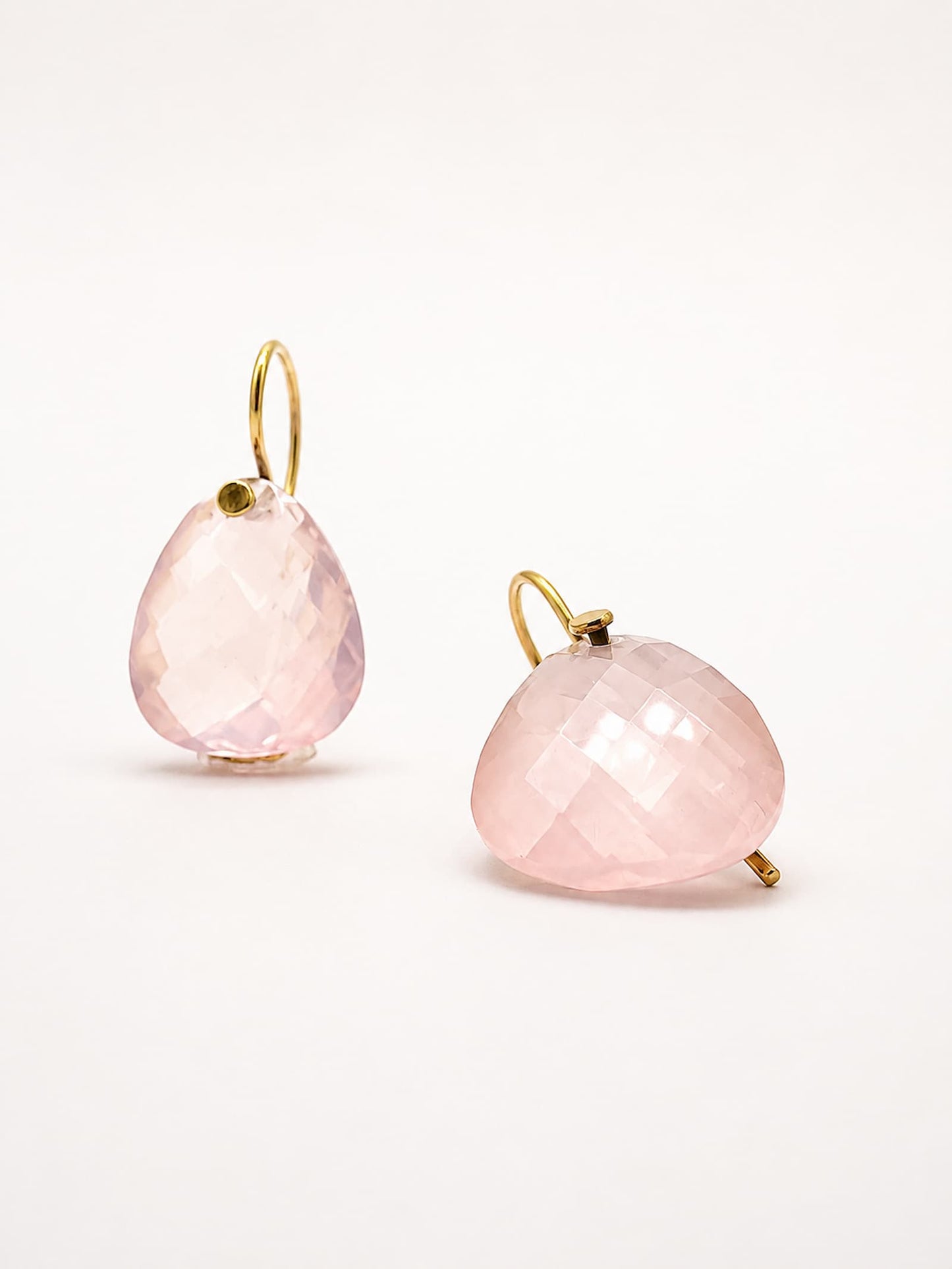 Handgefertigte Ohrhänger aus Gelbgold mit Rosenquarz Pampeln. Atelier-Q