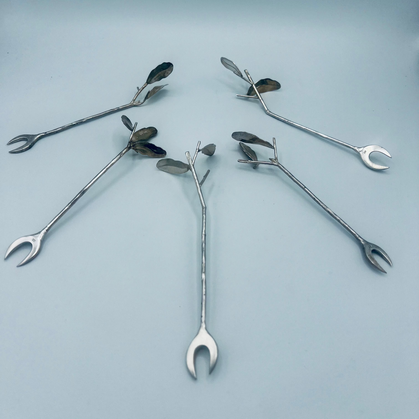 Handgeschmiedeter Oliven-Pikser aus 925 Silber mit Olivenblatt-Design

