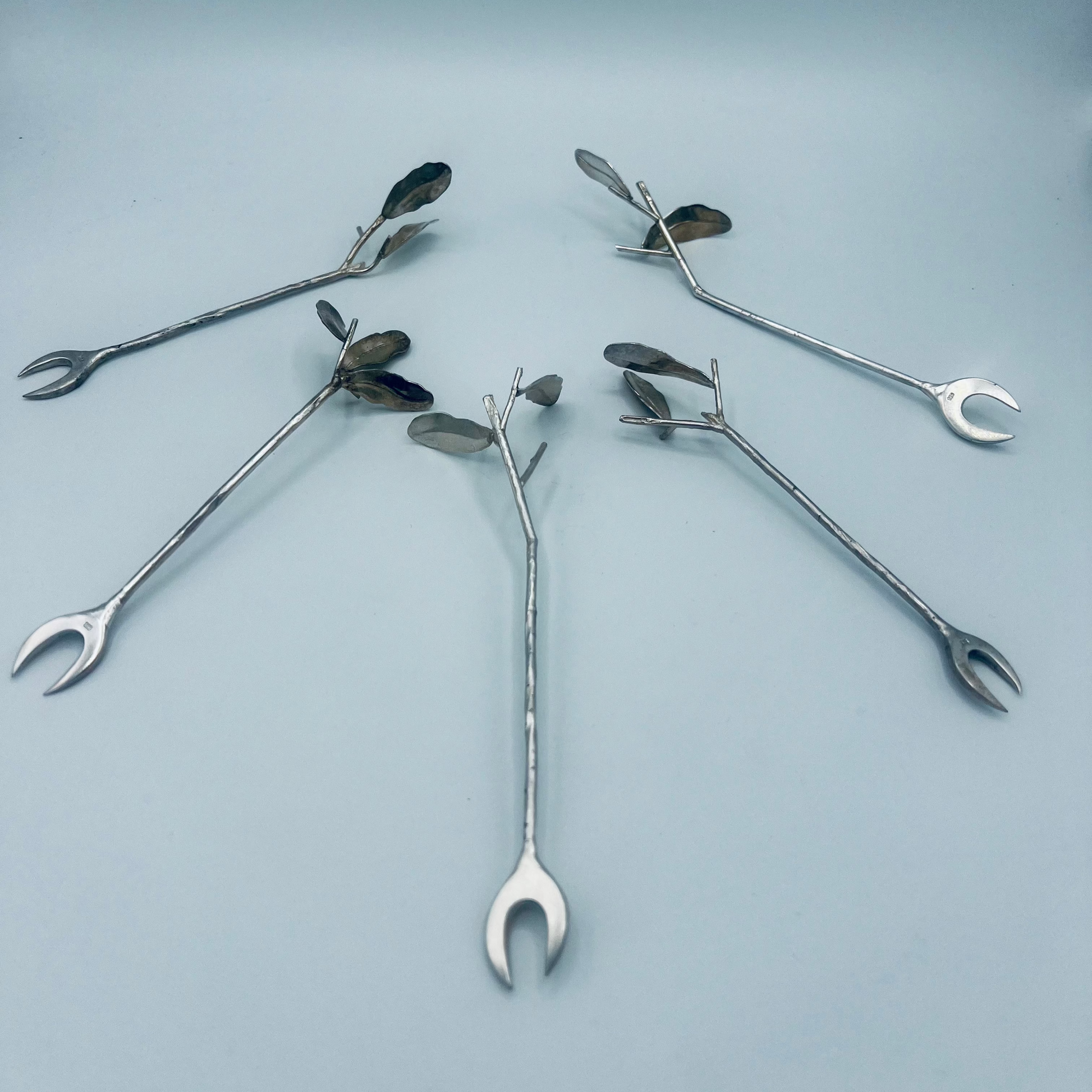 Handgeschmiedeter Oliven-Pikser aus 925 Silber mit Olivenblatt-Design

