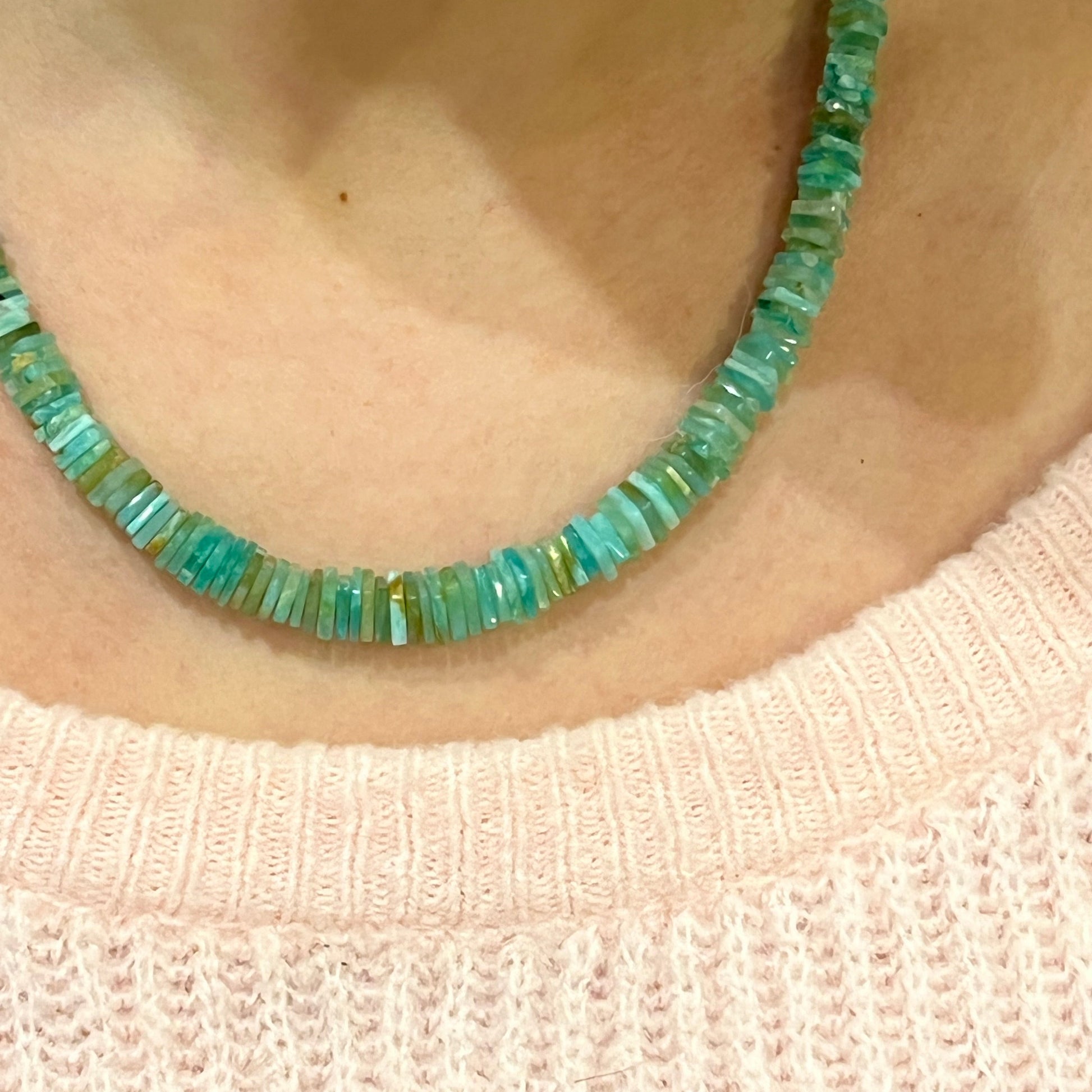 Opalkette getragen – leuchtendes Statement in Grün