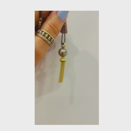 Tahiti Perlanhänger Star of the Sea – Bewegung und Glanz der Tahiti-Perle im Video eingefangen