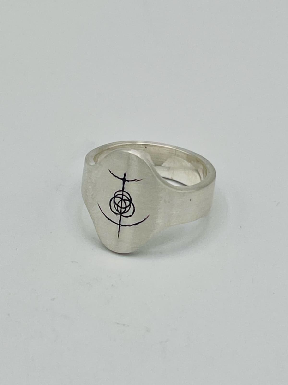 Massiver Wappenring aus Silber mit glatter Banderole, inspiriert von einer Zigarrenbanderole, graviert mit dem Elde Zeichen – maskulines, cleanes Design, handgefertigt im Atelier Q.