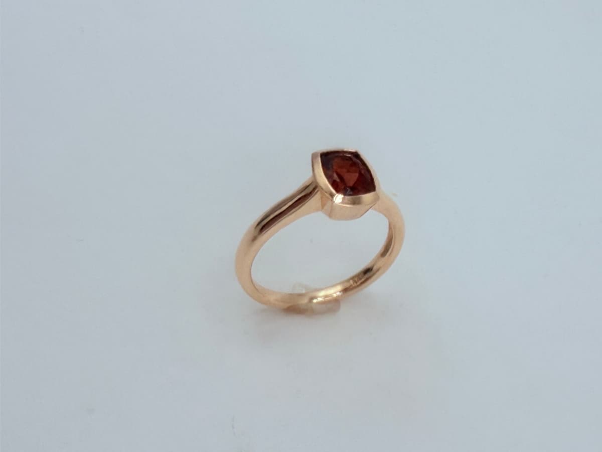 Ring Cube Red aus 585 Gelbgold mit antikem Granat im Solitär-Design – Vorderansicht auf weißem Hintergrund