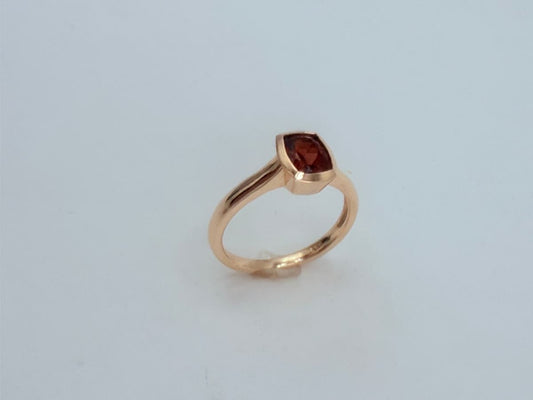 Ring Cube Red aus 585 Gelbgold mit Granat – handgeschmiedet im Atelier Q Köln