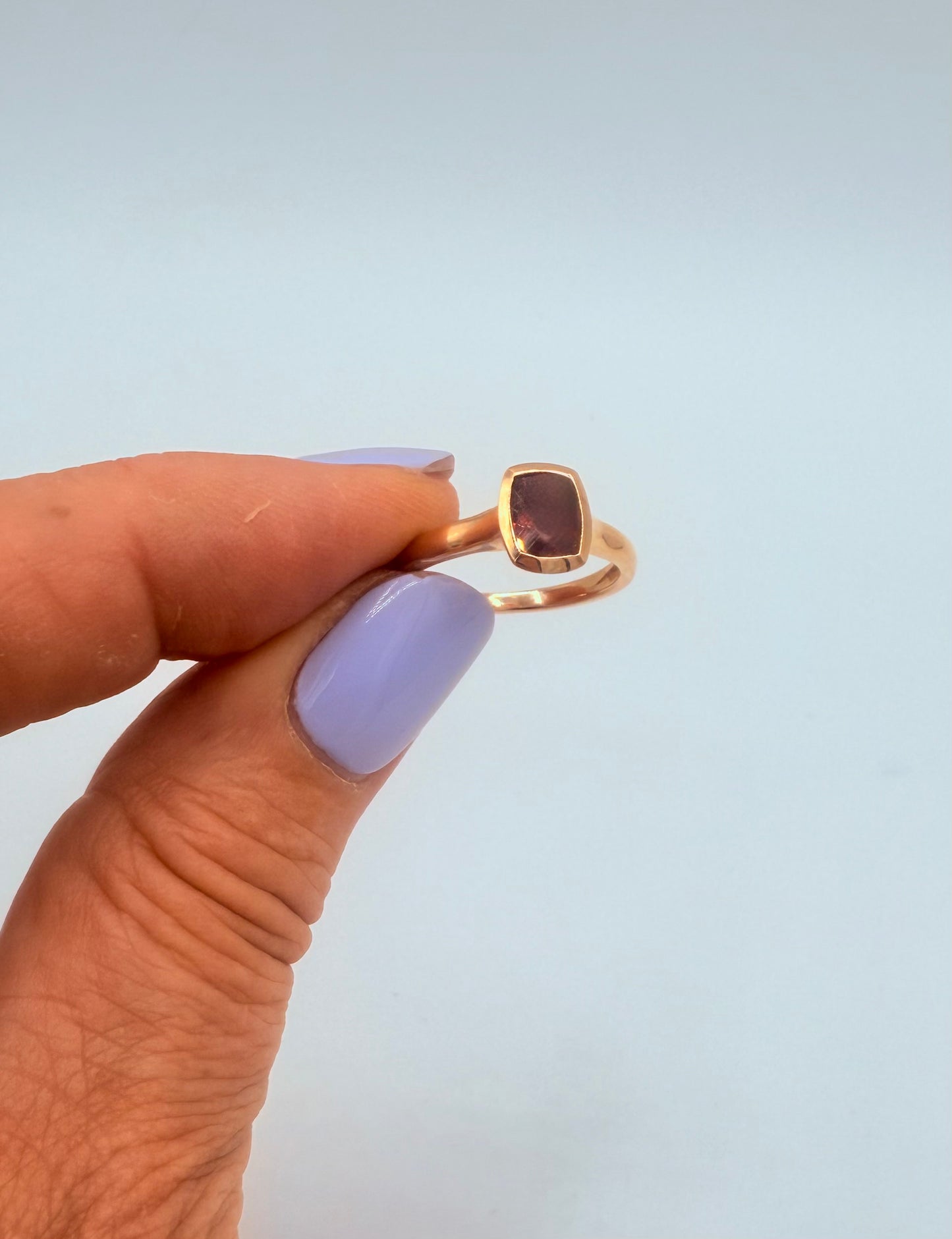 Goldring Cube Red mit rotem Granat – Ansicht von oben in Hand gehalten
