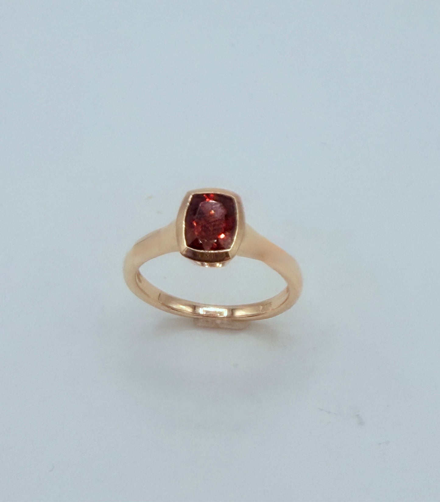 Handgefertigter Goldring Cube Red mit rotem Granat im Antikschliff – Seitenansicht
