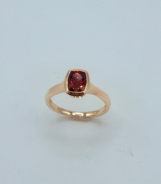 Handgefertigter Goldring Cube Red mit rotem Granat im Antikschliff – Seitenansicht